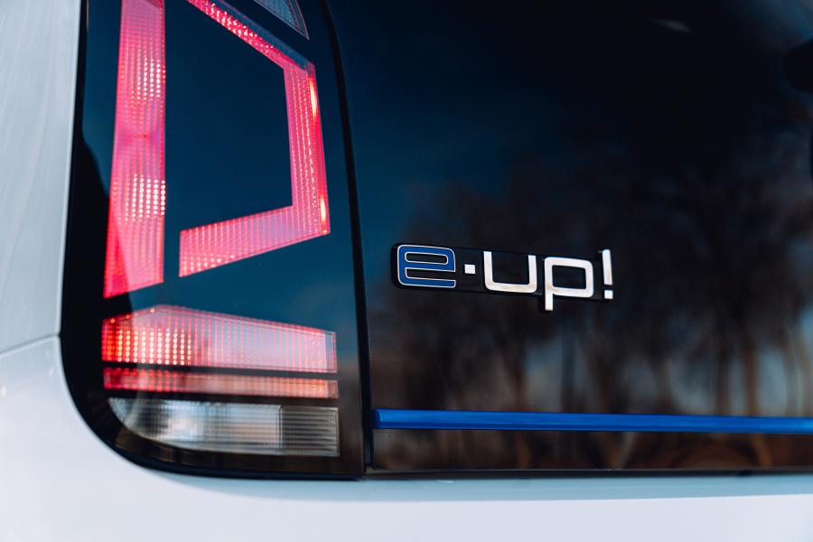 Логотип Volkswagen e-up! 2020 года  (UK) (фото 4 из 40)